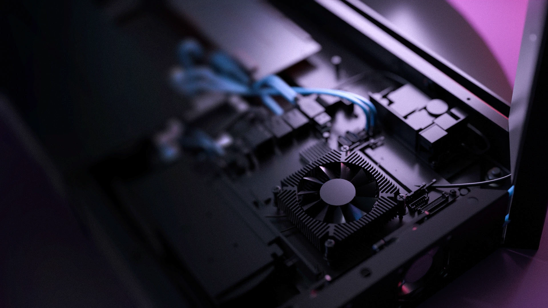 CrystalScreen-T-OLED-totem-integrated-PC